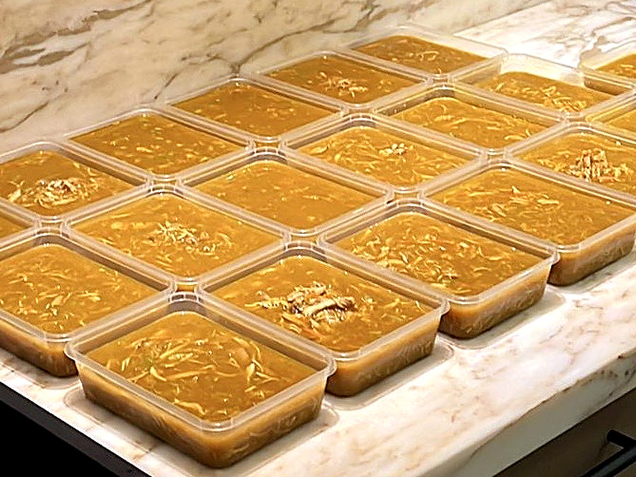 Bakjes huisgemaakte kippensoep